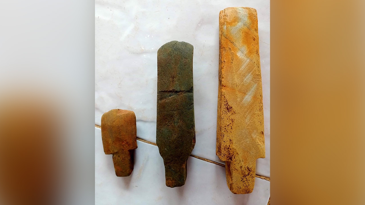 ฮือฮา พบวัตถุโบราณคล้ายอาวุธมนุษย์ยุคหิน โผล่กลางไร่ในจังหวัดสุพรรณบุรี