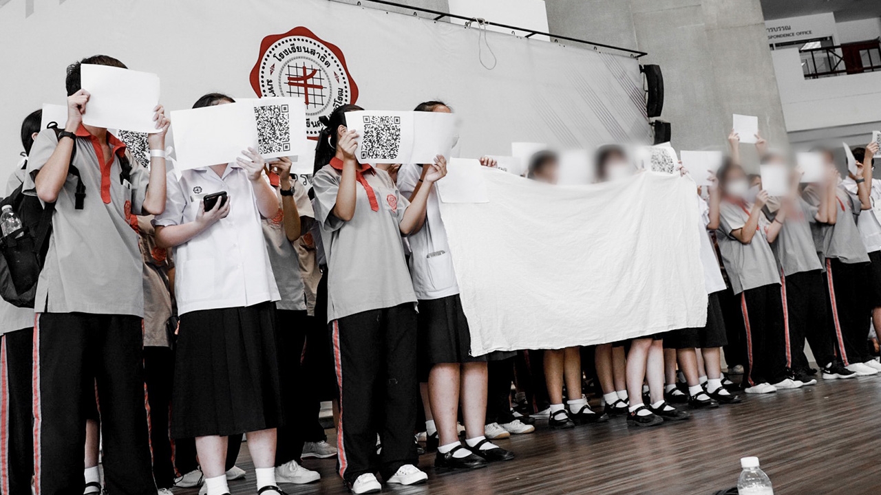 นักเรียนสาธิต มศว ร่วมยืนถือกระดาษเปล่า-ผ้าสีขาว แสดงออกเชิงสัญลักษณ์