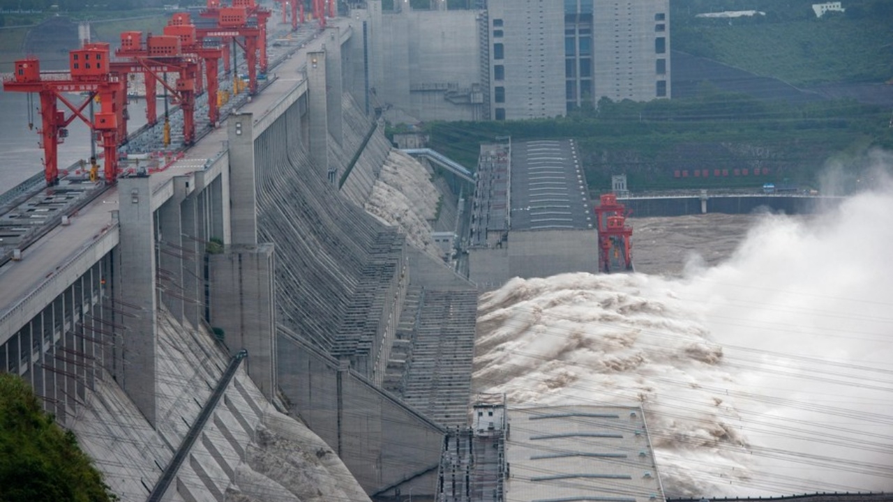 เครียด มวลน้ำไหลเข้าอ่างเขื่อนสามผา ใกล้ถึงจุดสูงสุดที่จะรองรับได้แล้ว