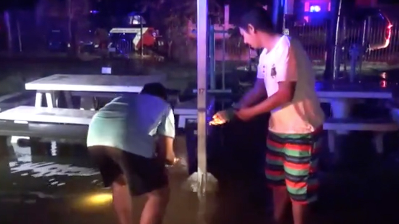 ฝนตกน้ำขัง หนุ่มลาวเดินหาปลาในสวนสาธารณะ ถูกไฟรั่วช็อตดับ