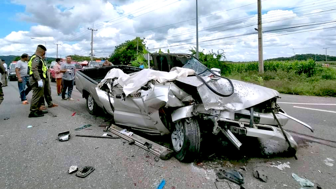 กระบะกลับจากงานวันเกิด พุ่งเสยท้ายสิบล้อ รถพังยับ ดับ 2 ศพ เจ็บ 3 ราย