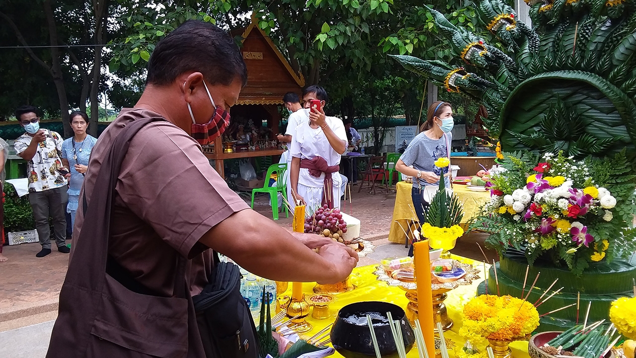 คอหวยมาขอพร "พ่อปู่ศรีสุทโธ" แน่นคำชะโนด ไม่พลาดได้ "เลขเด็ด" ลุ้นโชค