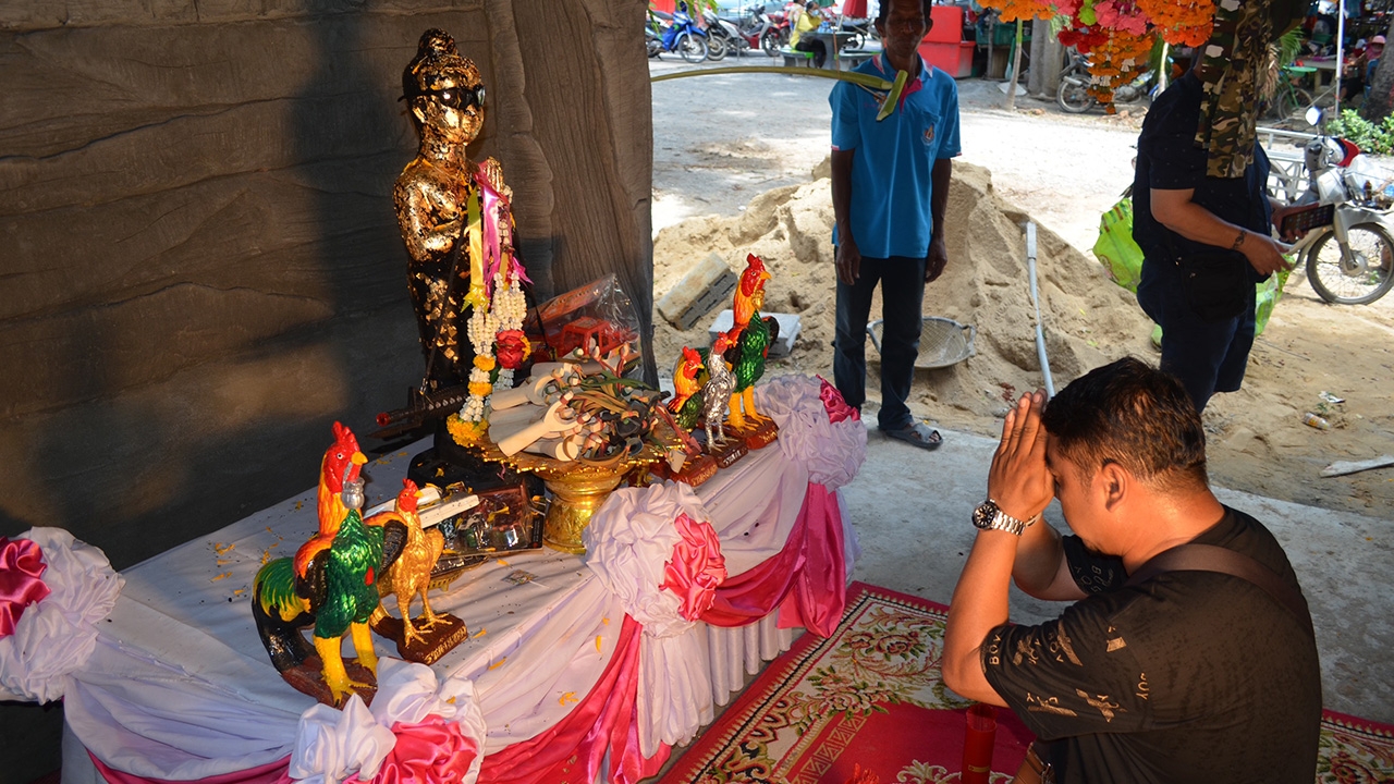 ชาวสุพรรณบุรี ร่วมพิธีบวงสรวง "ไอ้ไข่" คอหวยยิ้มกว้างได้ "เลขเด็ด" เสี่ยงโชค