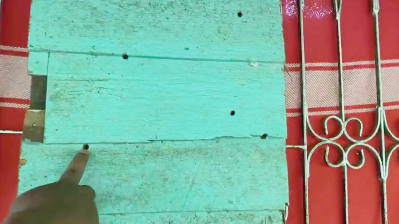 ลอบยิงบ้านแอดมินเพจดัง กระสุนทะลุเข้าห้องนอนลูกสาว โชคดีปลอดภัย