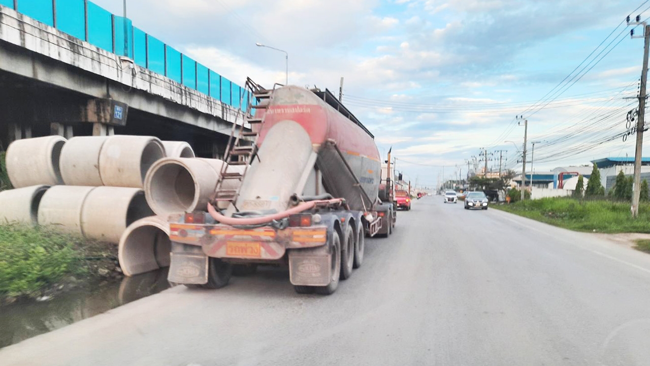 รถบรรทุกปูน 22 ล้อ ทับจยย.ครูและนักเรียนตายคาที่ 2 ศพ คาถนนย่านทุ่งครุ