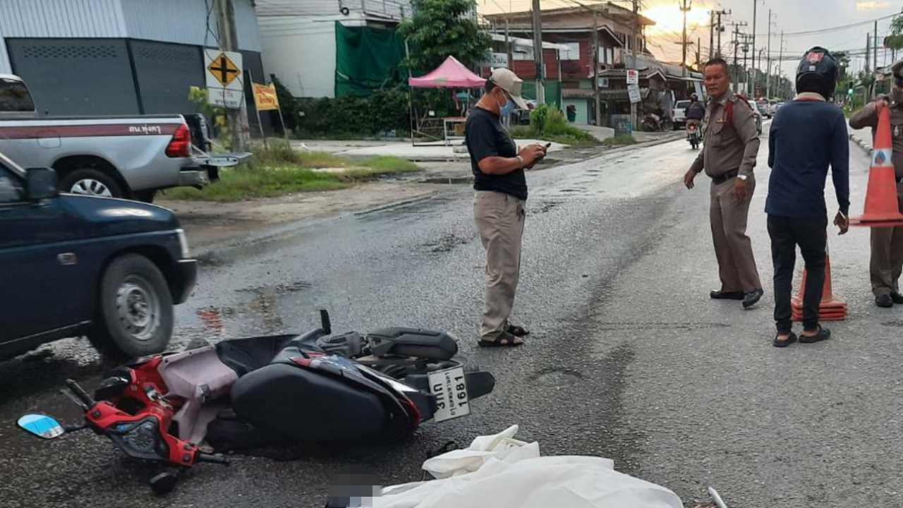สลด ครูขี่ ลูกศิษย์ซ้อนท้ายไป ร.ร. จยย.ล้ม รถพ่วงทับหัวดับ 2 ศพ