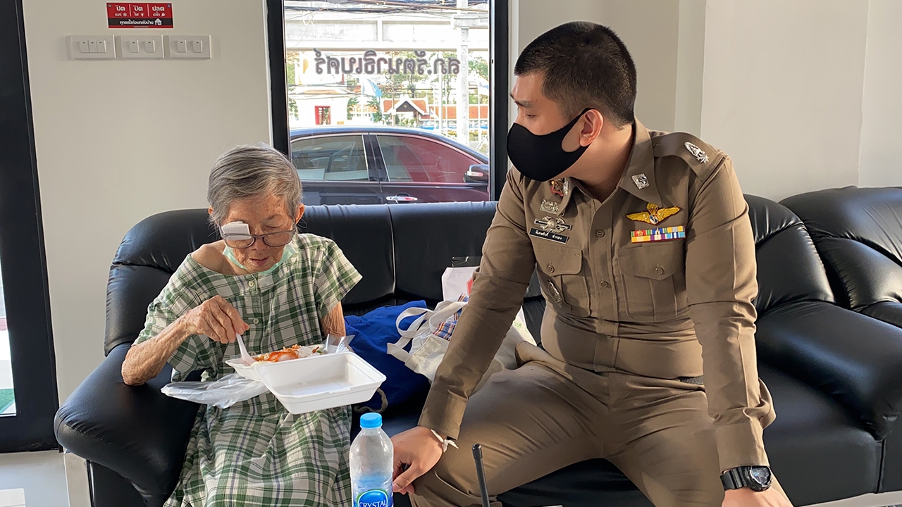 ยายวัย 84 วิ่งซบตำรวจ หลังถูกไล่จากบ้านผู้สูงอายุ เพราะหมดเงิน