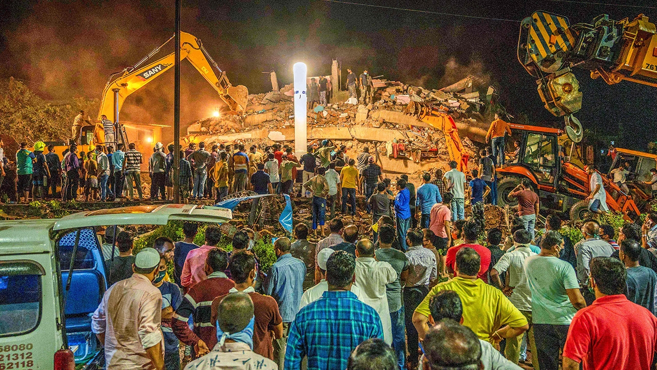 ระทึก ตึกสูง 5 ชั้นในอินเดียพังถล่ม เจ็บ 18 ราย คาดติดใต้ซากอีก 60 คน