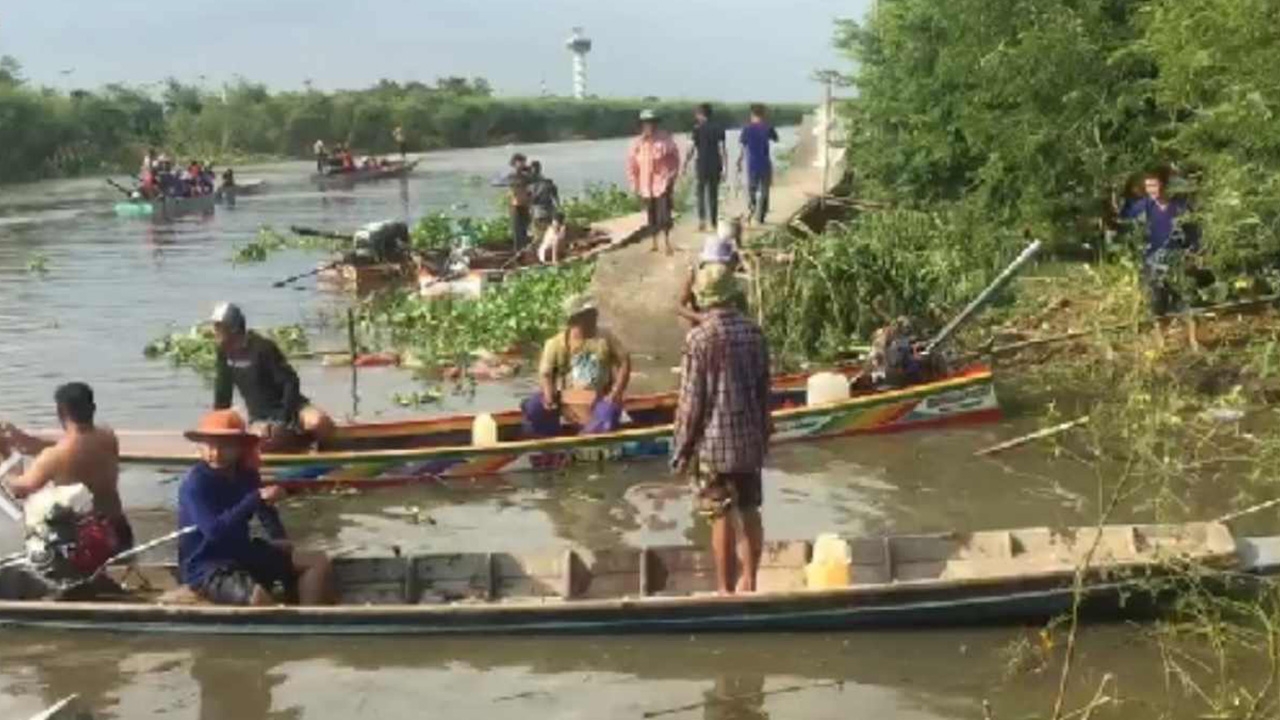 คนริมคลอง แห่เชียร์แข่งเรือซิ่ง ทำสะพาน คสล.พัง บาดเจ็บ 5 