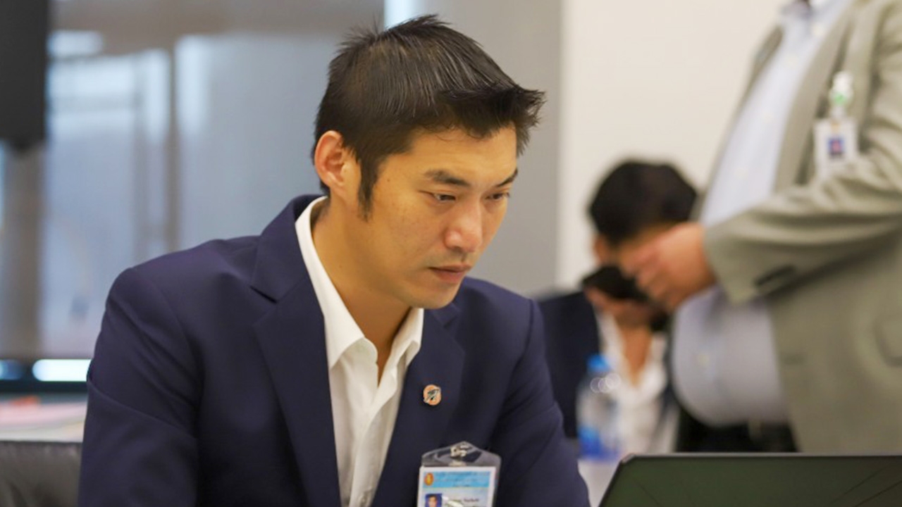 "ธนาธร" จี้ ผู้นำเหล่าทัพ อยู่แจง กมธ.จนหมด หยุดสร้างความเป็น วีไอพี