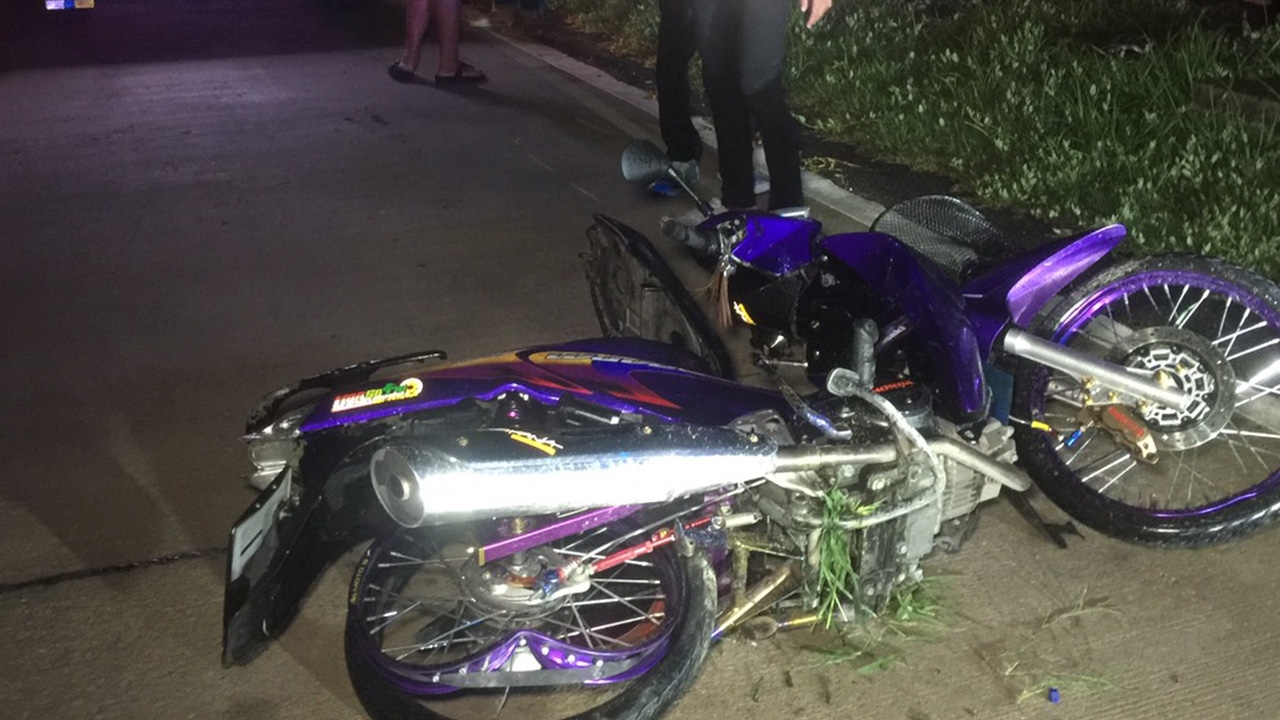 หนุ่มระนอง ซิ่ง จยย.ฝ่าสายฝน ชนขอบปูน กระเด็นตกคลอง คอหักดับ