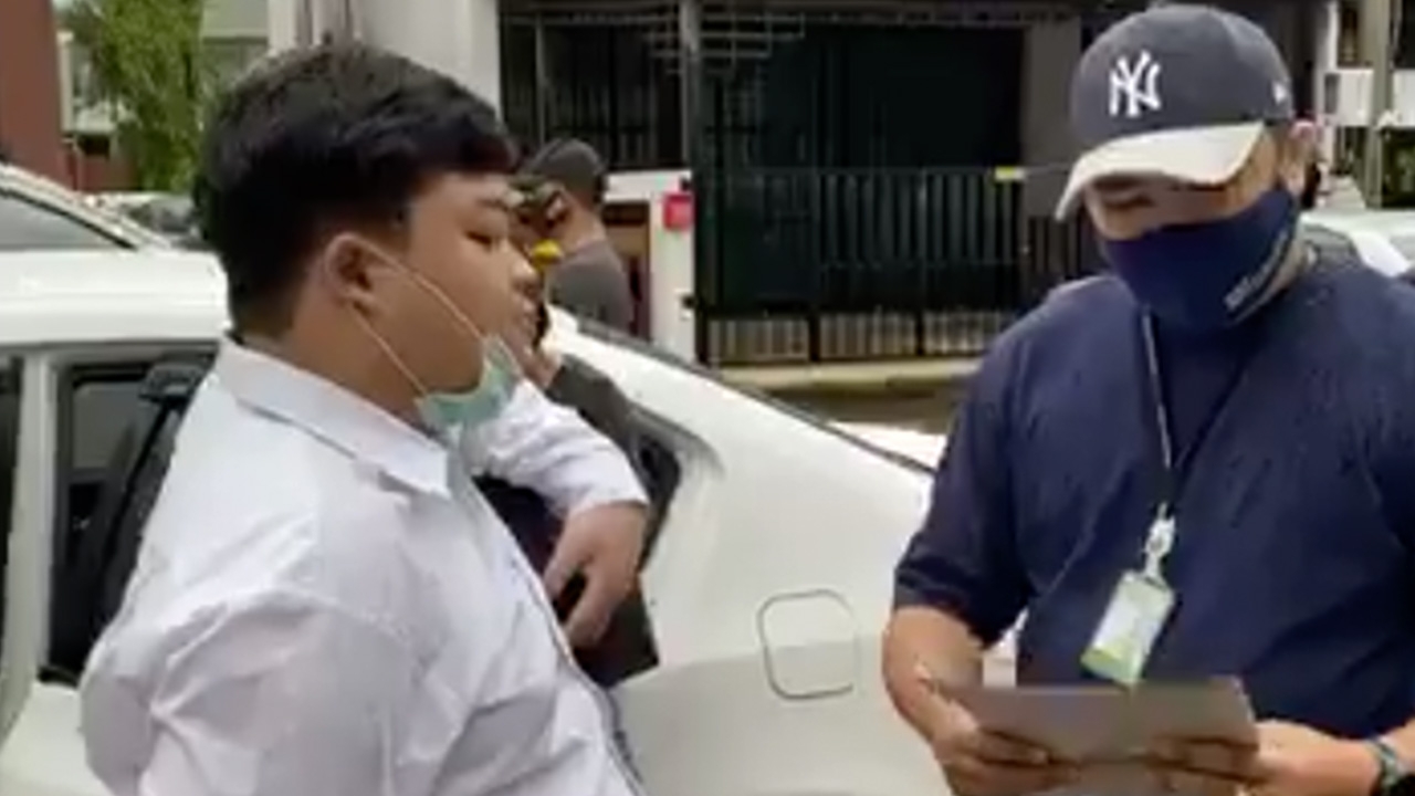 ตร.แจ้งข้อกล่าวหา "เพนกวิน" กลางสายฝน ก่อนเชิญตัวไป สน.สำราญราษฎร์ (คลิป) 