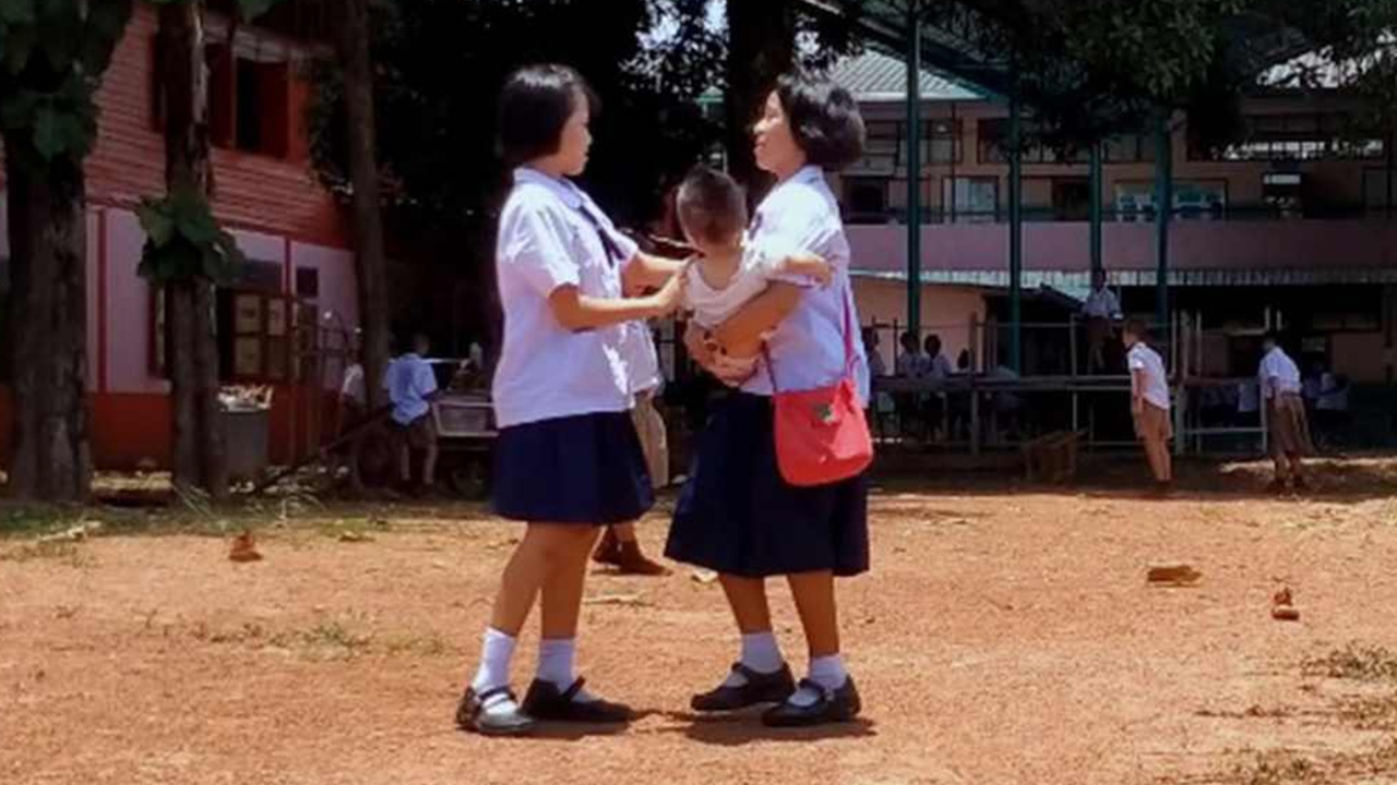 พบ ด.ญ.10 ขวบ เรียนเก่ง สู้ชีวิต พ่อติดคุก กระเตงน้องไปเรียนด้วย