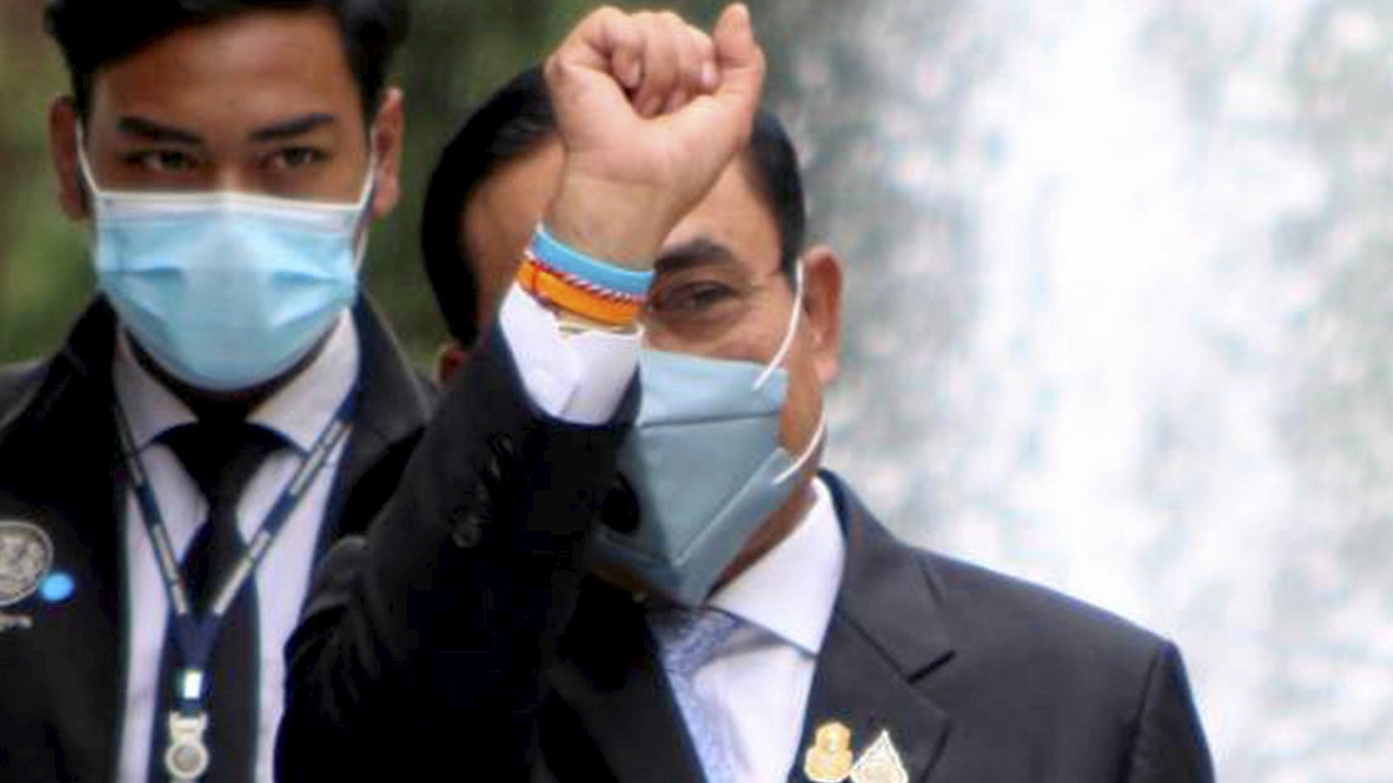 "บิ๊กตู่"โชว์ริสแบนด์สีฟ้า เขียนว่า "better regulation for better life"