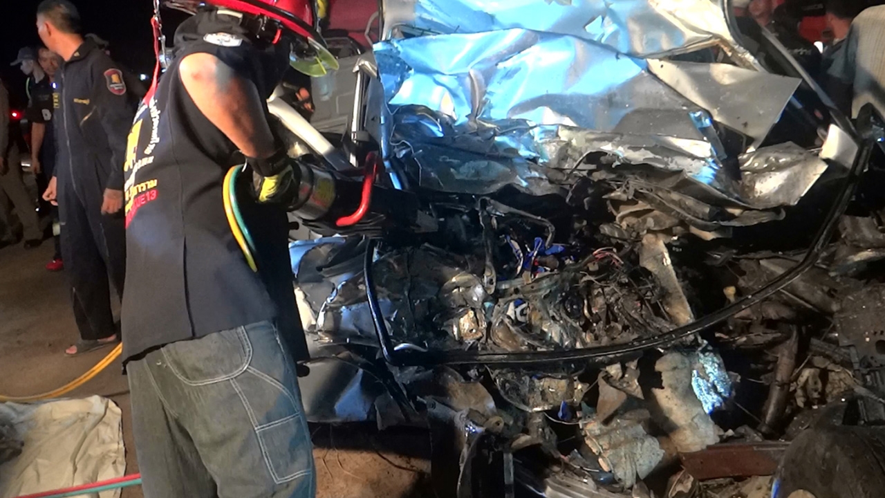 กระบะกินเลนประสานงาสิบล้อบรรทุกปูน ชนสนั่นพังยับเป็นซาก คนขับดับคาที่