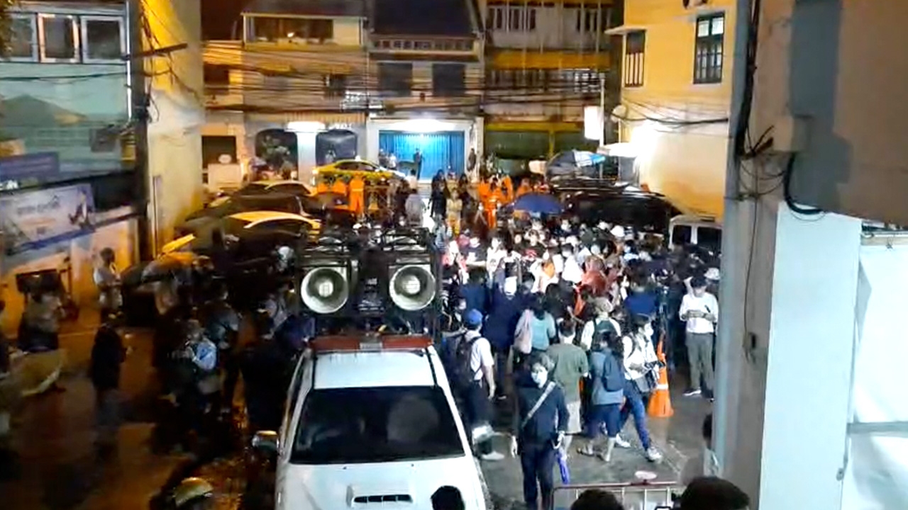 ทนายอานนท์ ซัดตำรวจจับ “เพนกวิน” สกัดไม่ให้เข้าร่วมชุมนุมใหญ่ 16 ส.ค.