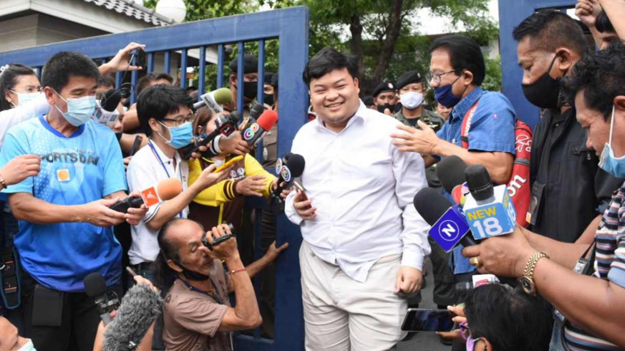 ศาลให้ประกัน ปล่อยตัว "เพนกวิน" ยืนยันไปร่วมชุมนุมใหญ่พรุ่งนี้ 