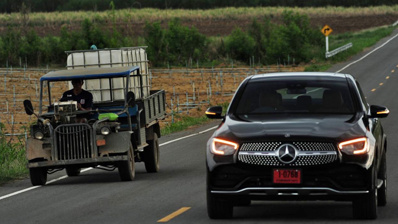 ขับแซงรถใหญ่ ทำยังไงดีคะคุณพี่ ? 