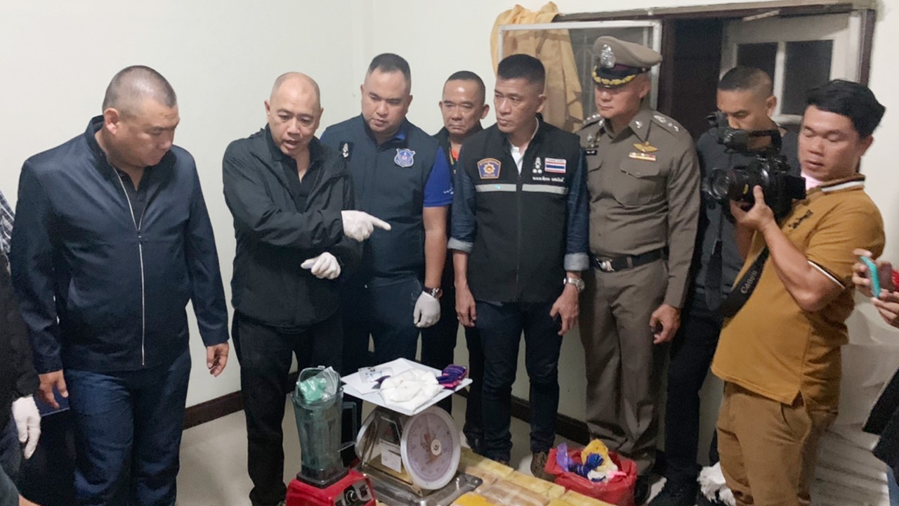 ปส.จับแก๊งขนมเบื้อง คาบ้านที่นนทบุรี รวบ 2 สมาชิก ยึดยาบ้า 2.1 ล้านเม็ด