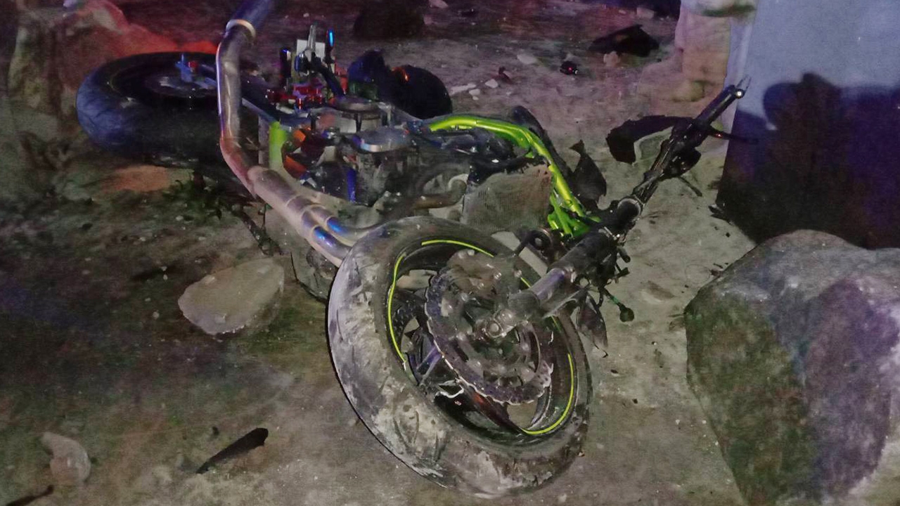 หนุ่มคูเวต ซิ่งบิ๊กไบค์คันกว่า 4 แสน แหกโค้งชนเสาไฟ เลือดท่วมหัวตาย 1