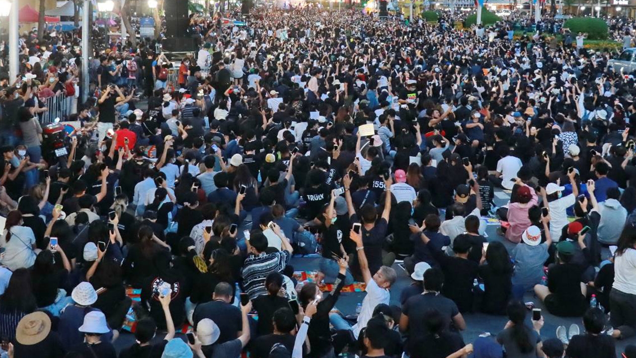 ชุมนุม ยังคึกคัก แสดงสัญลักษณ์ "ชู 3 นิ้ว-เปิดไฟ" ไล่รัฐบาล "ยุบสภา"