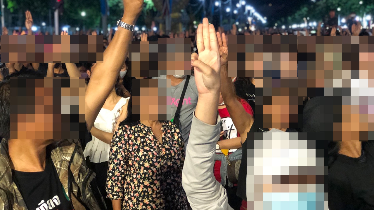 ผู้ชุมนุมชูกู่ร้องเพลงก้องพื้นที่ ก่อนเปิดตัว “ทนายอานนท์” ขึ้นปราศรัย