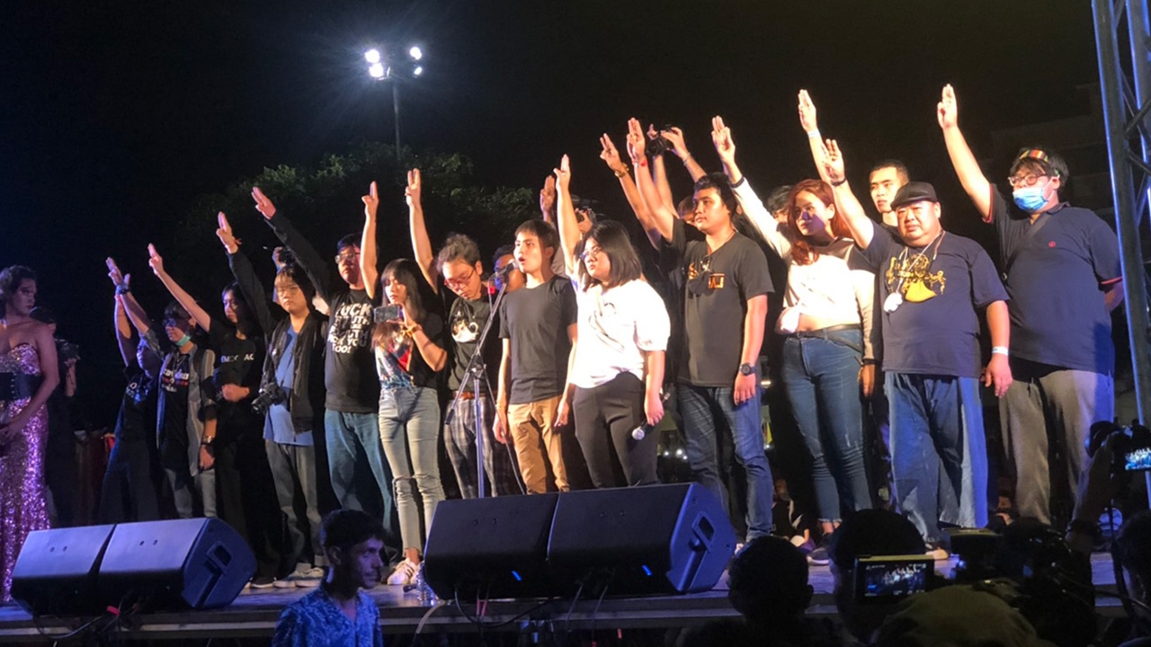 “ทนายอานนท์” ประกาศลั่นสู้ต่อไม่ยอมแพ้ 31 แกนนำแสดงตัว ก่อนจบการชุมนุม