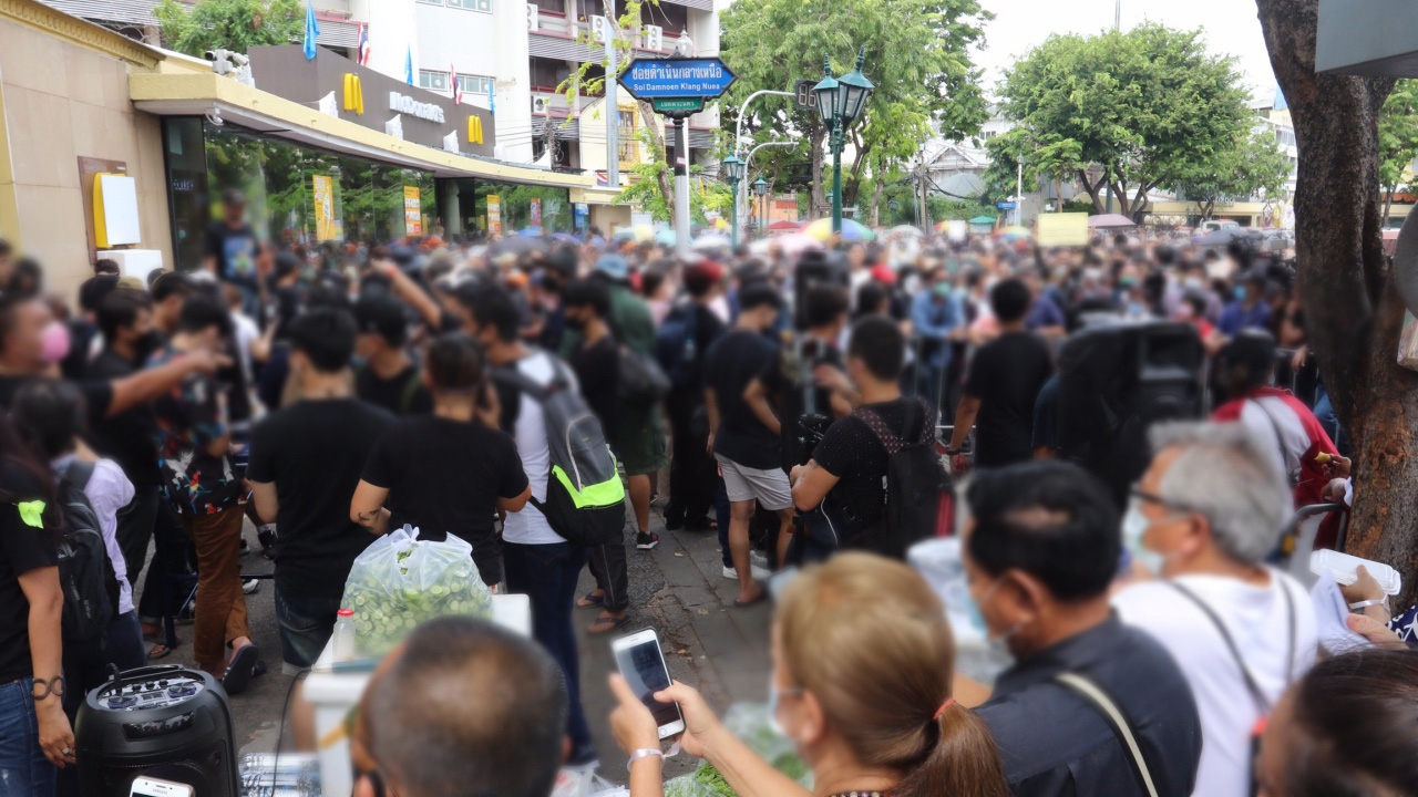 2 กลุ่มผู้ชุมนุม หวิดวุ่น หลัง "เยาวชนปลดแอก" เดินผ่าน "ศอปส." 