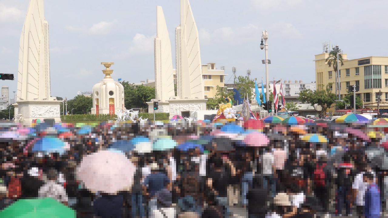 ประชาชนปลดแอก ปิดถนนตั้งแต่แยกคอกวัว แกนนำปราศรัยเรียกร้องประชาธิปไตย