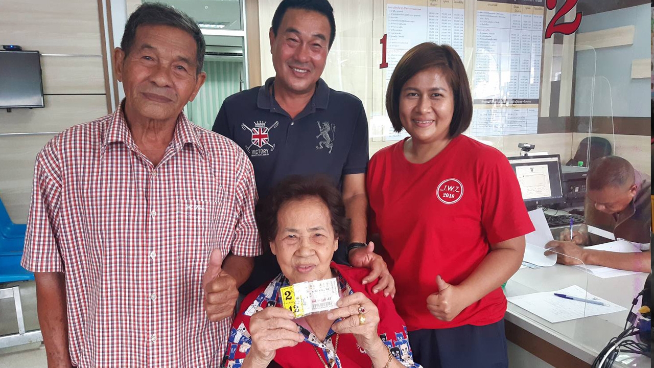 ป้าสุดเฮง ฝันเห็นพ่อค้าลอตเตอรี่ให้ดู "เลขเด็ด" ก่อนโชคดีถูกหวยรางวัลที่ 1