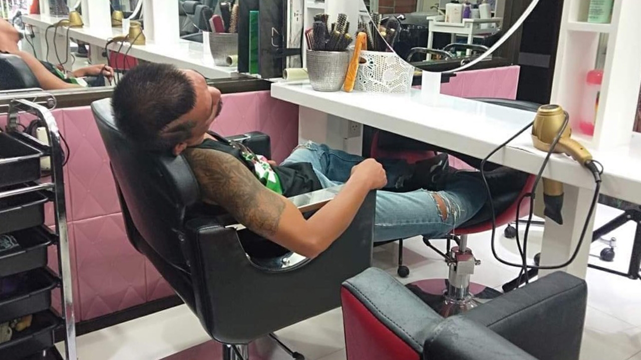 รวบหนุ่มลักเงินวัดกว่า 2 แสน เปย์สาวพัทยา นั่งหลับคาห้างให้ตำรวจจับ