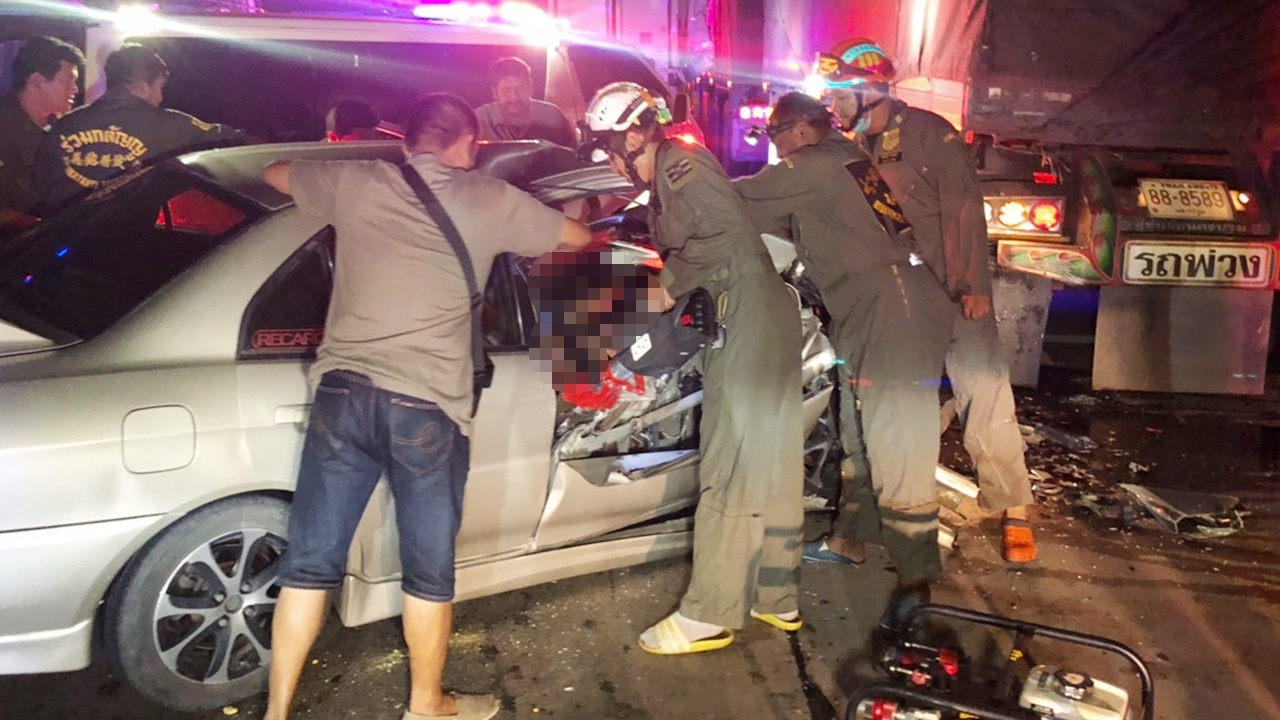เก๋งชนท้ายพ่วงจอดเสียที่บางบัวทอง กู้ภัยต้องงัดซากช่วยพา 3 ชีวิตส่ง รพ.