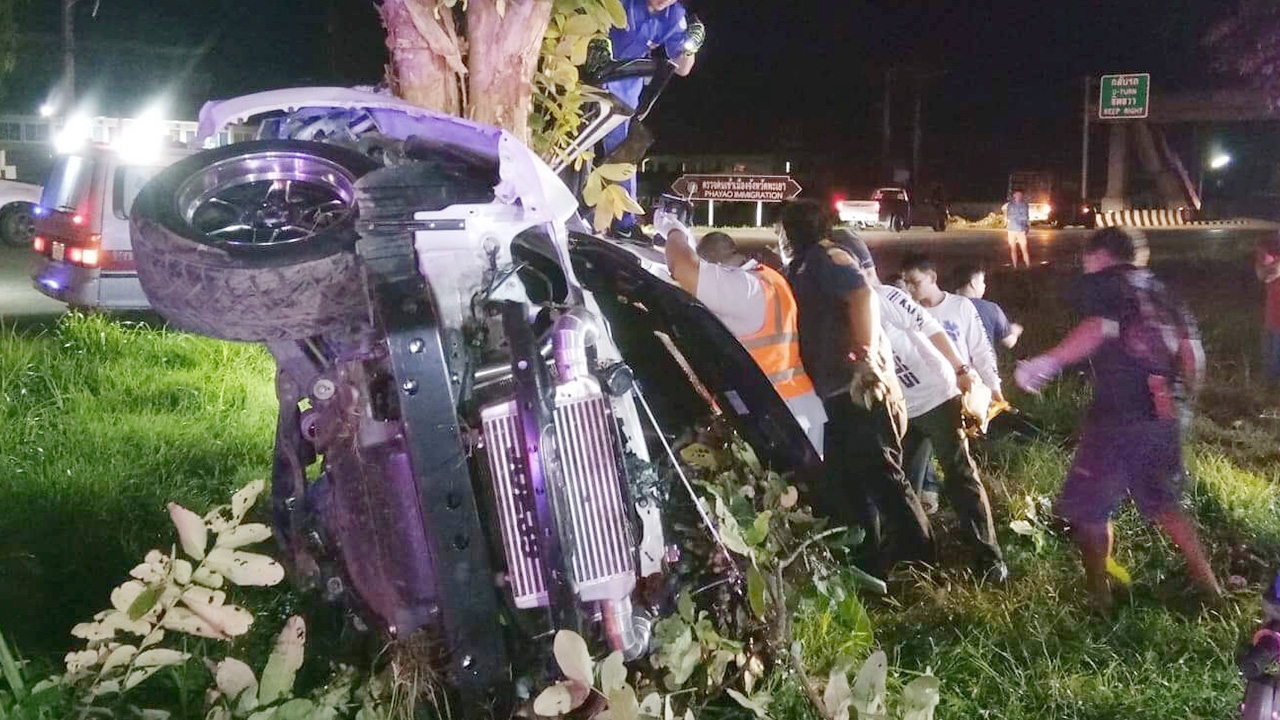 กระบะซิ่งฝ่าสายฝน เสียหลักพุ่งชนต้นไม้ร่องกลางถนนที่พะเยา เจ็บติดคารถ