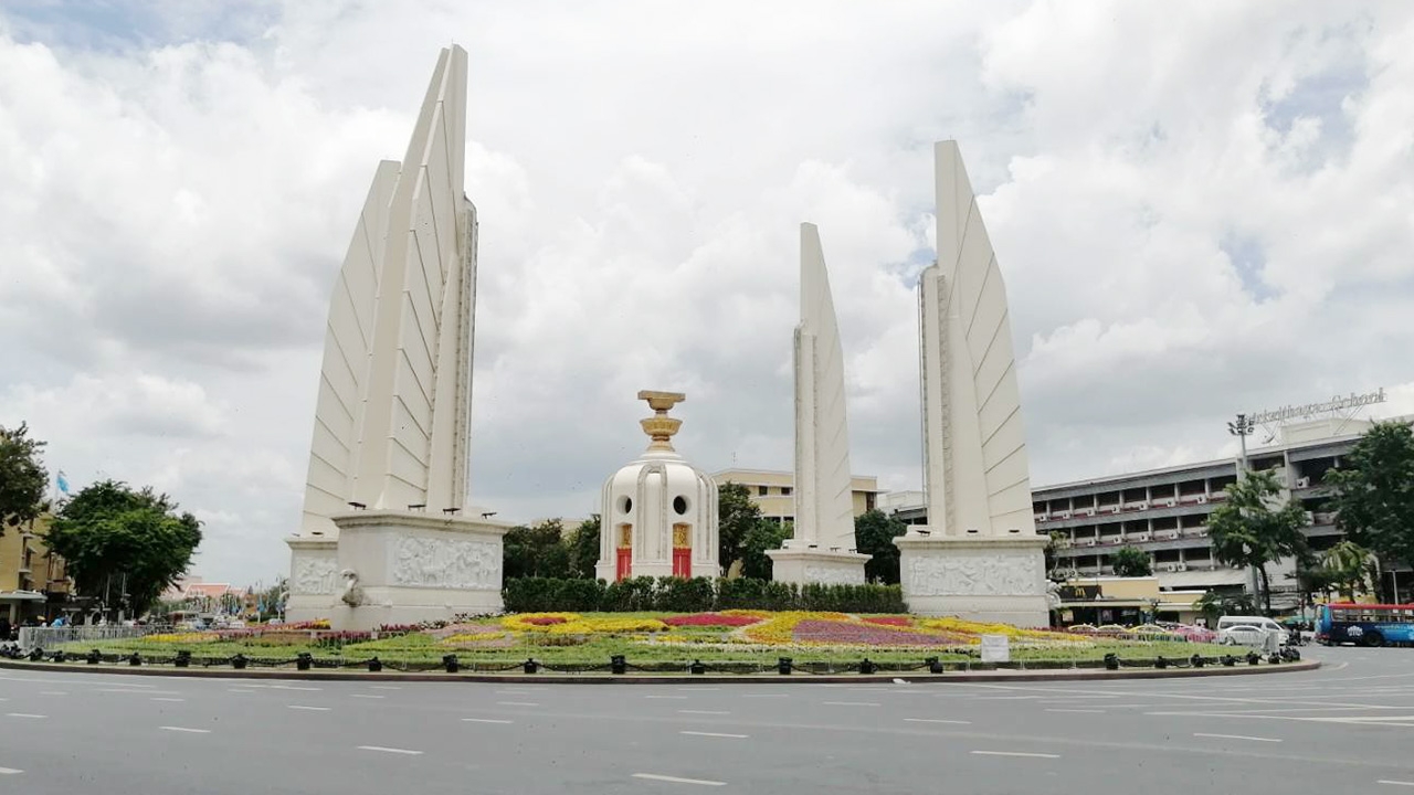 อนุสาวรีย์ประชาธิปไตย ประดับต้นไม้ ล้อมรั้วเหล็ก ตำรวจจัดกำลังดูแลพื้นที่