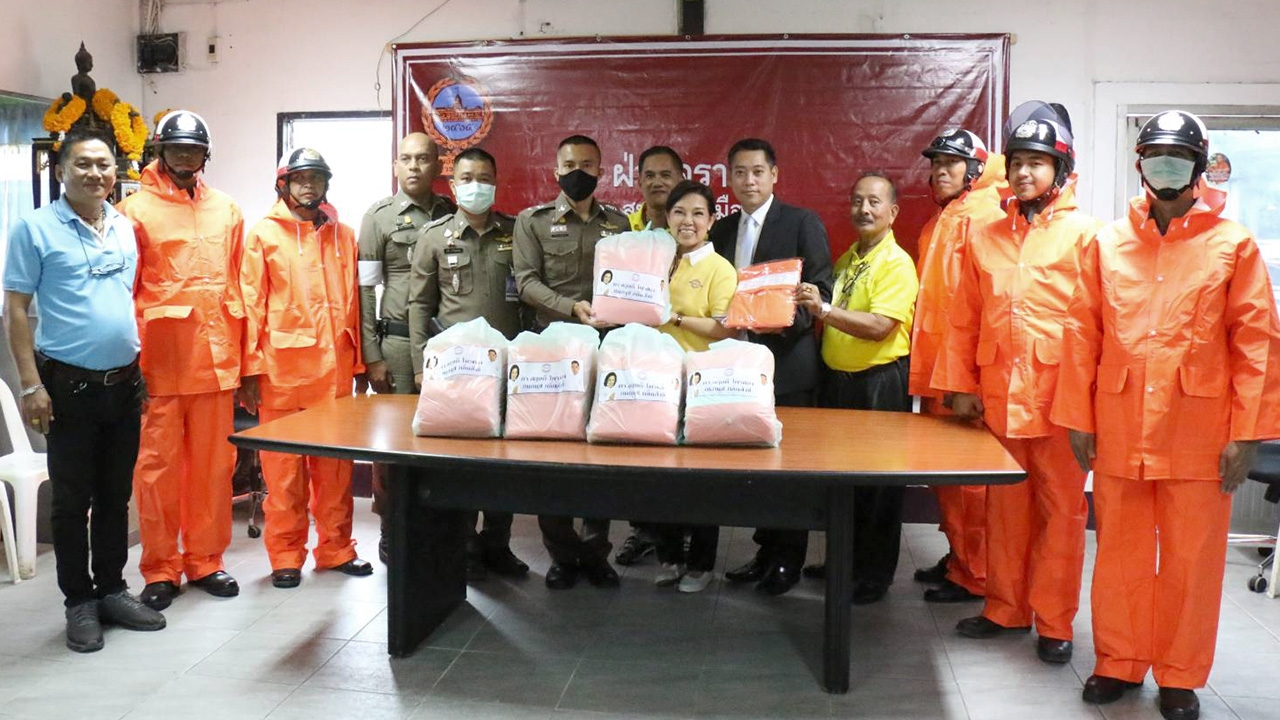 สมาชิก พปชร. ห่วงใยตำรวจ ลงพื้นที่มอบชุดกันฝนให้ จราจร สน.ดอนเมือง 