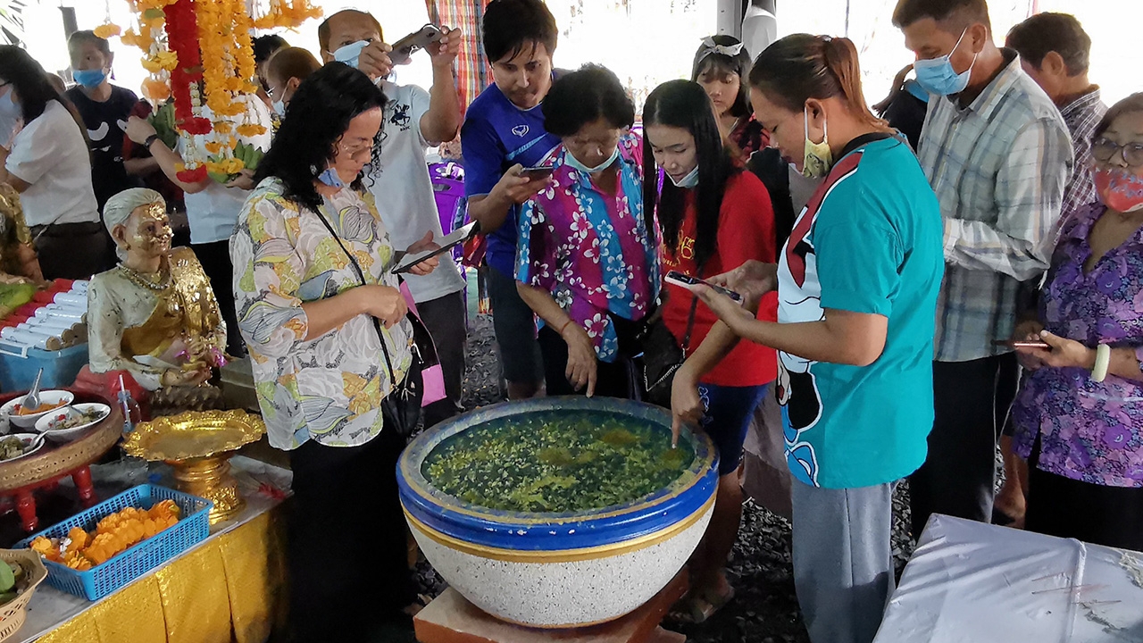 คอหวยช่วยกันเล็ง "เลขเด็ด" พ่อขุนช้างมหาเศรษฐี งวดนี้มีหลายเลขโดนใจ