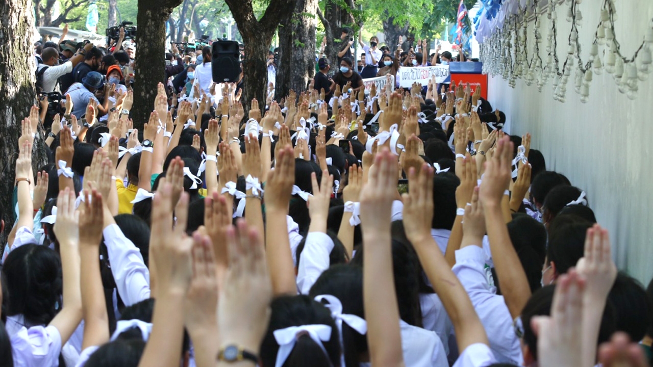 ประมวลภาพ นักเรียนชุมนุมหน้า ศธ. เป่านกหวีดไล่ รมว.ศึกษาธิการ