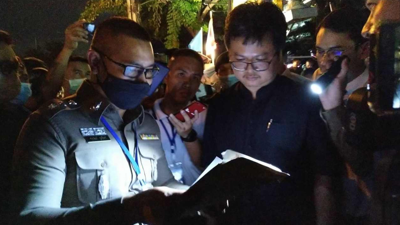 จับรอบ 2 ทนายอานนท์ ตร.ชนะสงครามดักรอหน้าศาล แจ้ง 4 ข้อหา