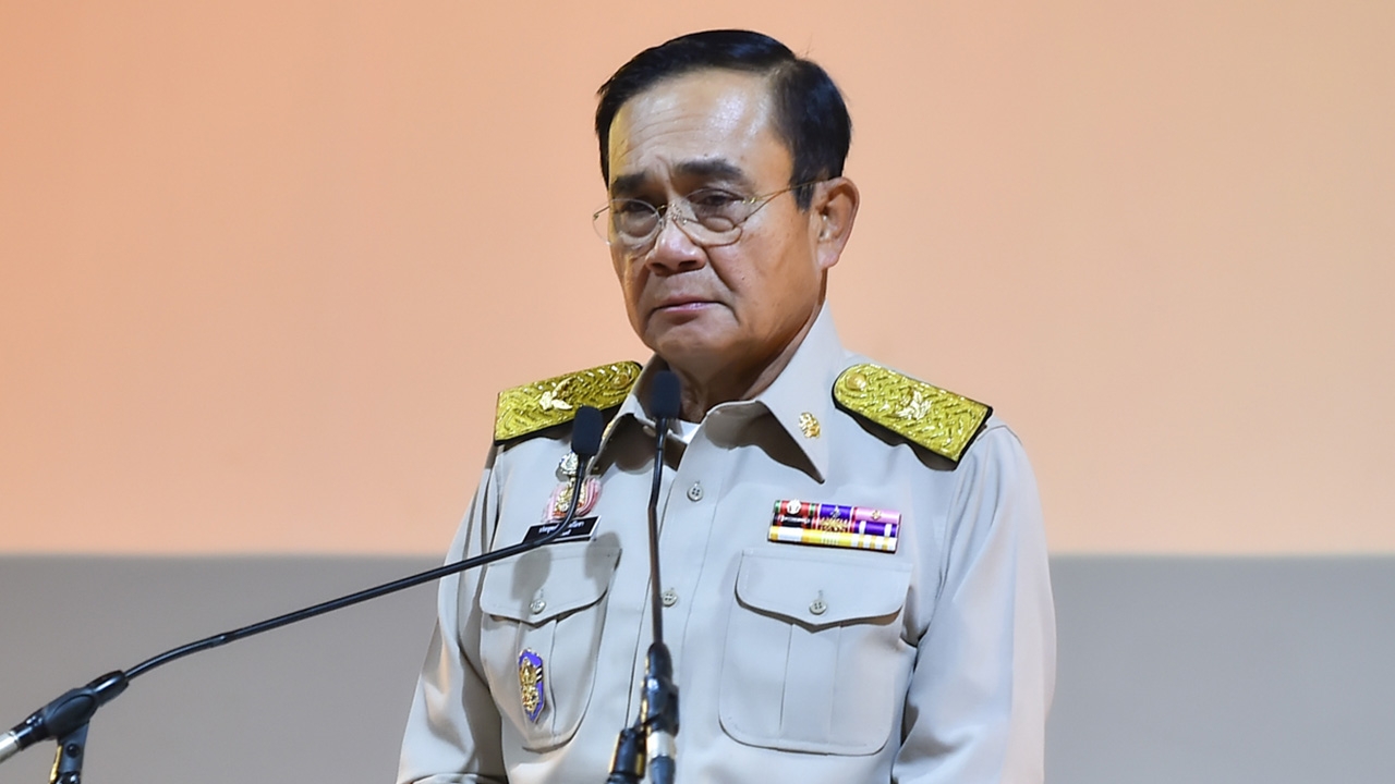 “บิ๊กตู่” เจอ หนุ่มนิรนาม ขับเก๋งตามประกบขบวนรถ บีบแตรไล่-เปิดไฟผ่าหมาก