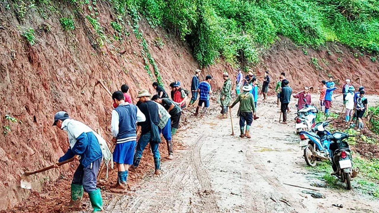 ชาวบ้านป่าแป๋ ช่วยกันเคลียร์ถนน หลังฝนตกหนักทำดินสไลด์ปิดทางเข้าหมู่บ้าน