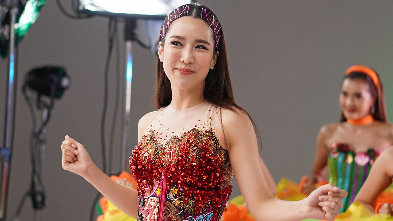 "จั๊กจั่น" นำทีม "ไนกี้-รอน-ธัญญ่า" ร่อนเอว ถ่ายเอ็มวีประกอบ "สะใภ้ไร้ศักดินา"