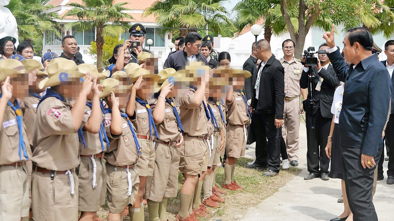 ความหมาย “3 นิ้ว แบบลูกเสือ” หลัง “บิ๊กป้อม” มองการแสดงออกของนักเรียน