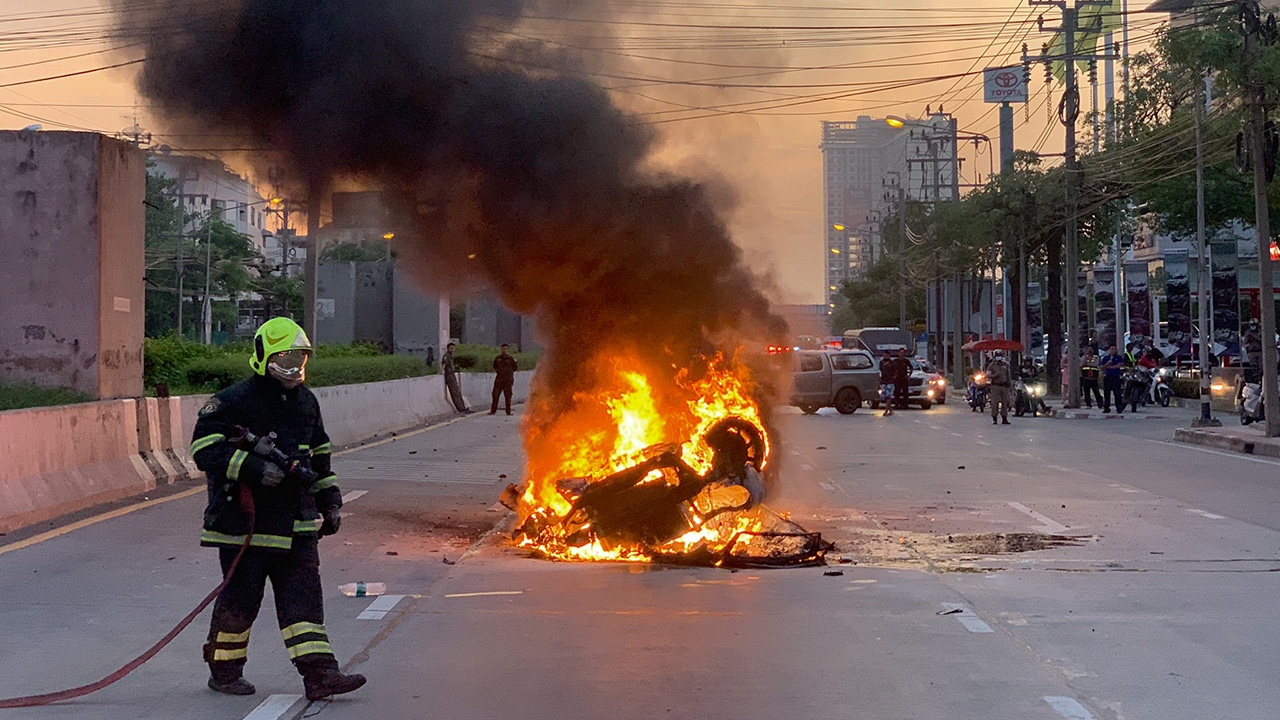 หนุ่มซิ่งเบนซ์ชนท้ายรถบรรทุก ไถล 200 เมตรไฟไหม้เป็นซาก โชคดีหนีออกทัน 