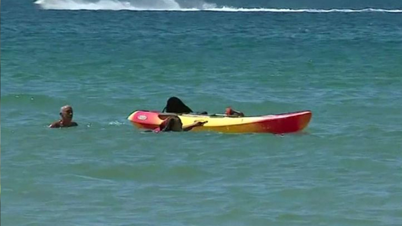 ปธน.โปรตุเกสฮีโร่ ว่ายน้ำช่วย 2 สาวเรือคายัคคว่ำในทะเล (คลิป)