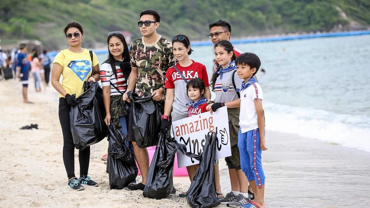 "เอ-กฤษ-โน๋" ชวนส่งต่อความรัก ร่วมรักษ์ทะเลเก็บขยะเกาะล้าน พัทยา