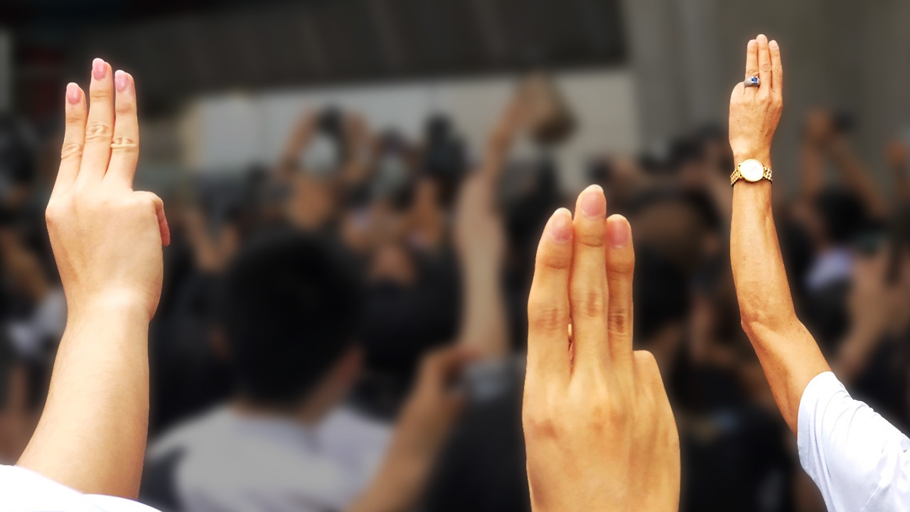 คอมเมนต์โผล่ แย้งภาพ "กลุ่มครูชูสามนิ้ว" ข้อมูลมั่ว วอนคนอย่าโยงนาฬิกา