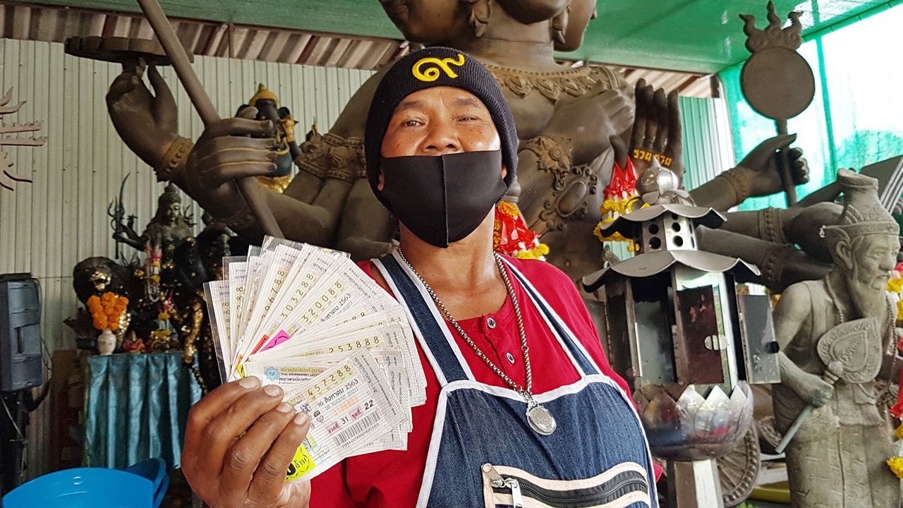เลขเด็ด "องค์ท้าวมหาพรหม" วัดสว่างอารมณ์ ให้โชคแม่ค้าถูกหวย 36 ใบ