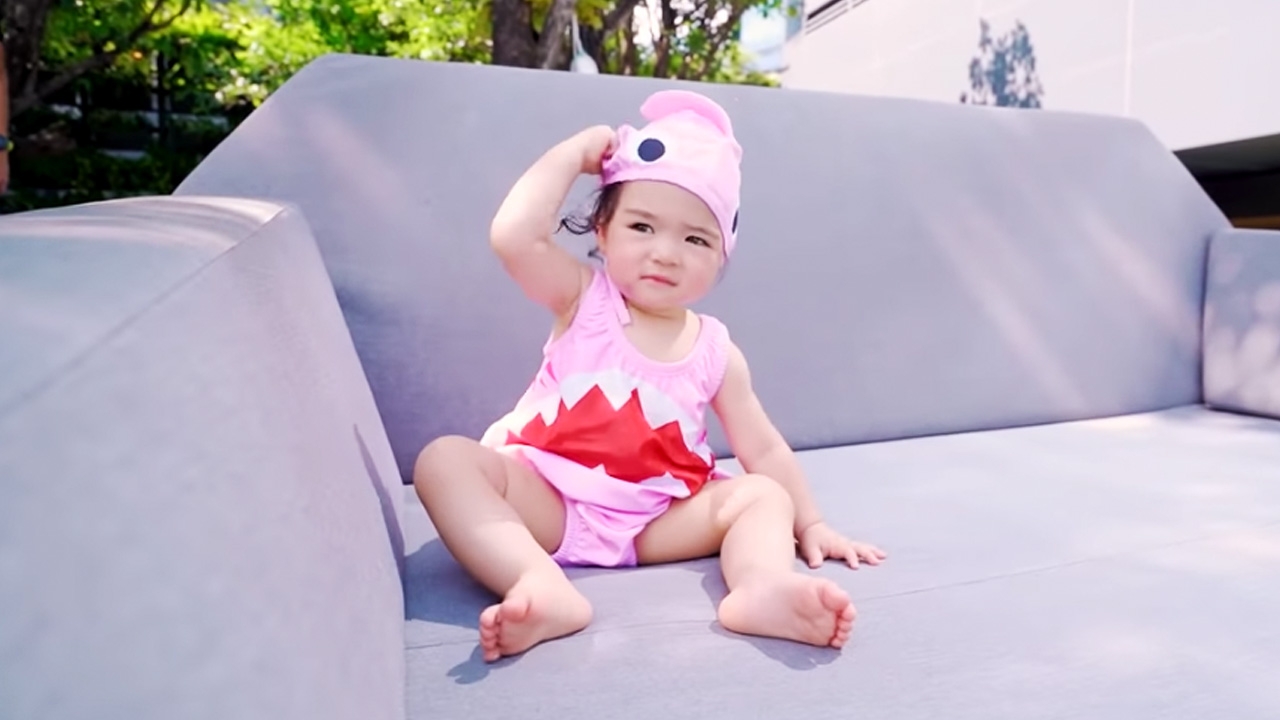 นาทีระทึก ดีแลน ทำ เดมี่ จมใต้น้ำ แมทธิวมีสติ รีบคว้าลูกสาวขึ้นมาทัน (คลิป)