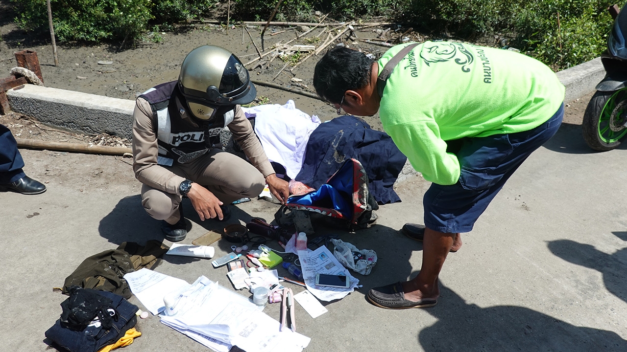 พบกระเป๋าของนักเรียนสาว ถูกบิ๊กไบค์พามาจากพิษณุโลก ทิ้งในแม่น้ำบางปะกง