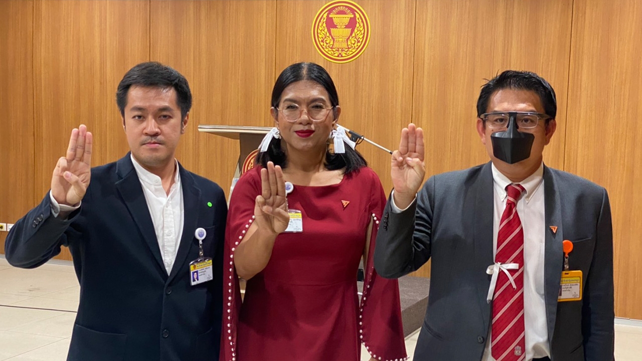 ส.ส.ก้าวไกล ผูกโบขาว ชู 3 นิ้ว ถามนายกฯ อัด รมว.ศธ. ชิ่งแจงปมคุกคาม นร.